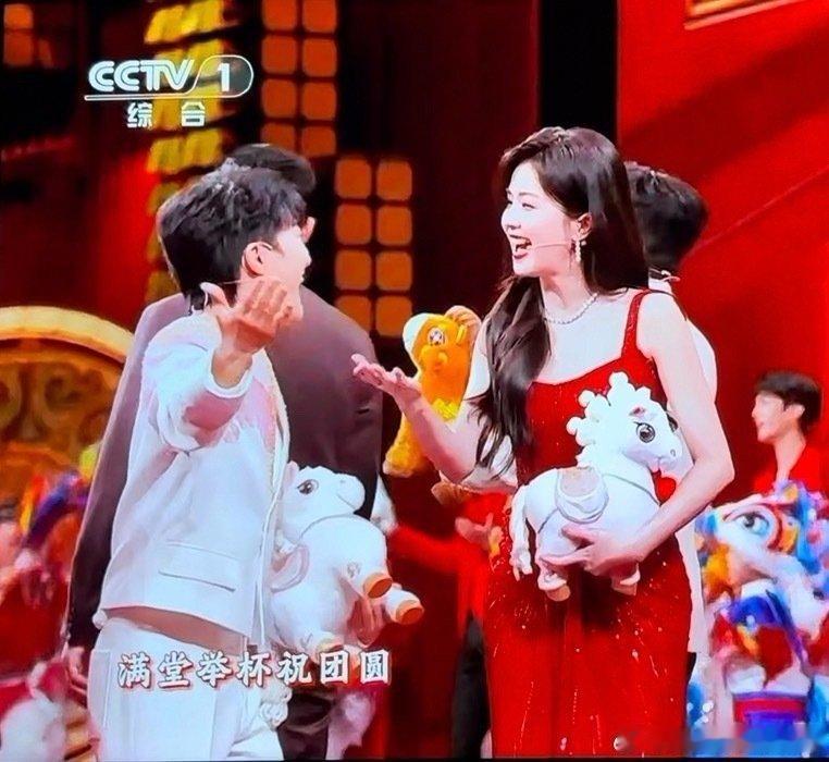 白鹿周深手语 白鹿和周深用手语互动也太可爱了！你让我我让你，俩人还都是玩梗高手，