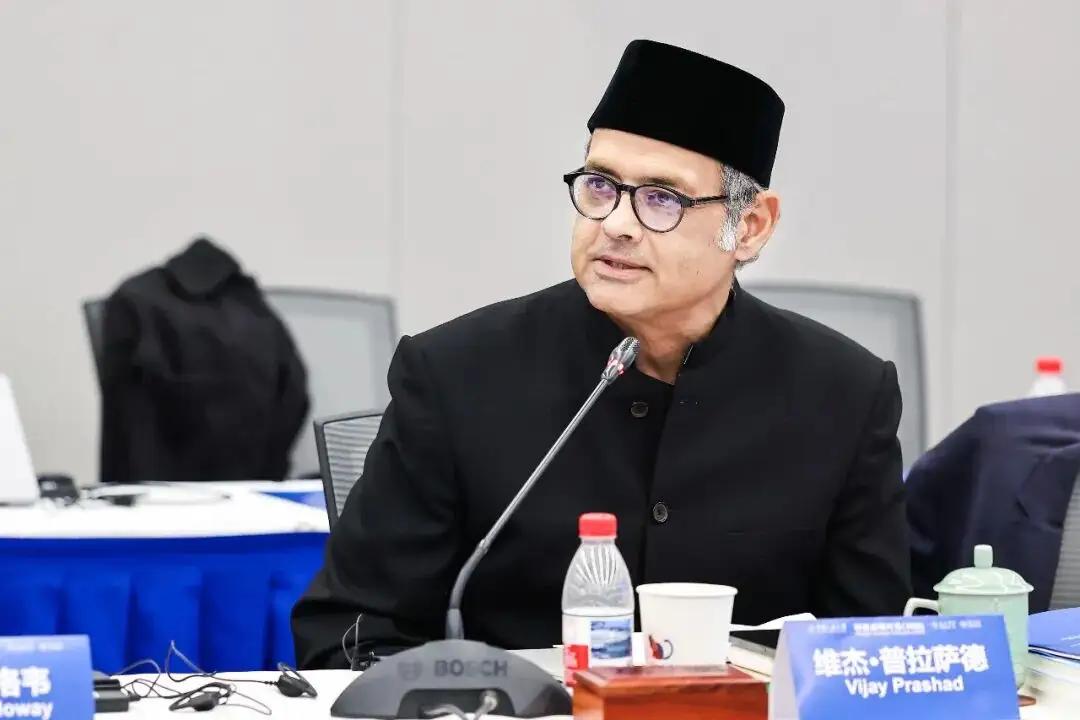 印度学者维杰·普拉萨德最近指出：中国的许多成功范例打破了先进技术只能由美西方创造