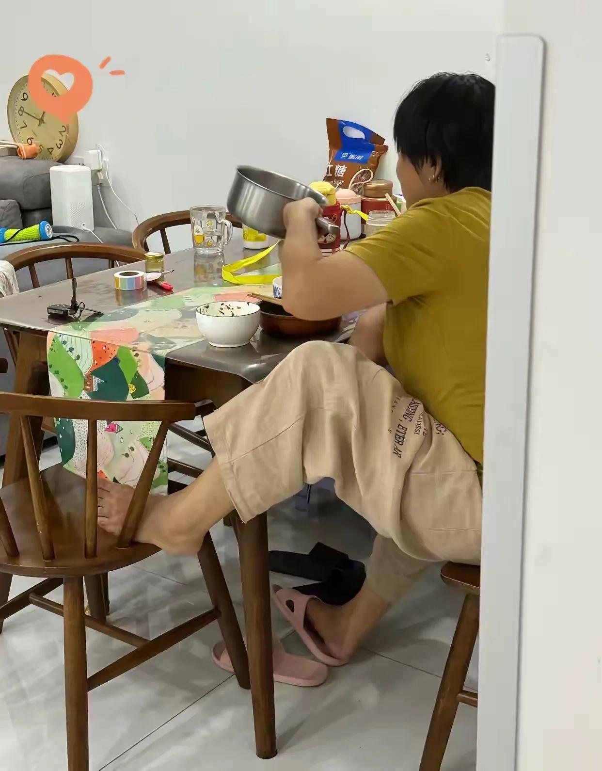 还能改吗？
估计够呛了，这么多年以来养成的习惯，腿不放到凳子上觉得特不舒服，像丢