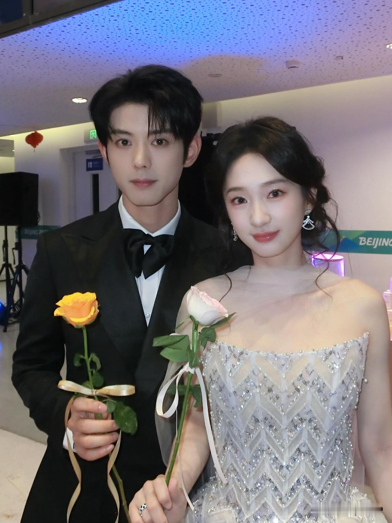 百花奖后台，短剧女演员谭盐盐很忙，忙着和一众男星同框拍照。其中，卡戎享受超级待遇