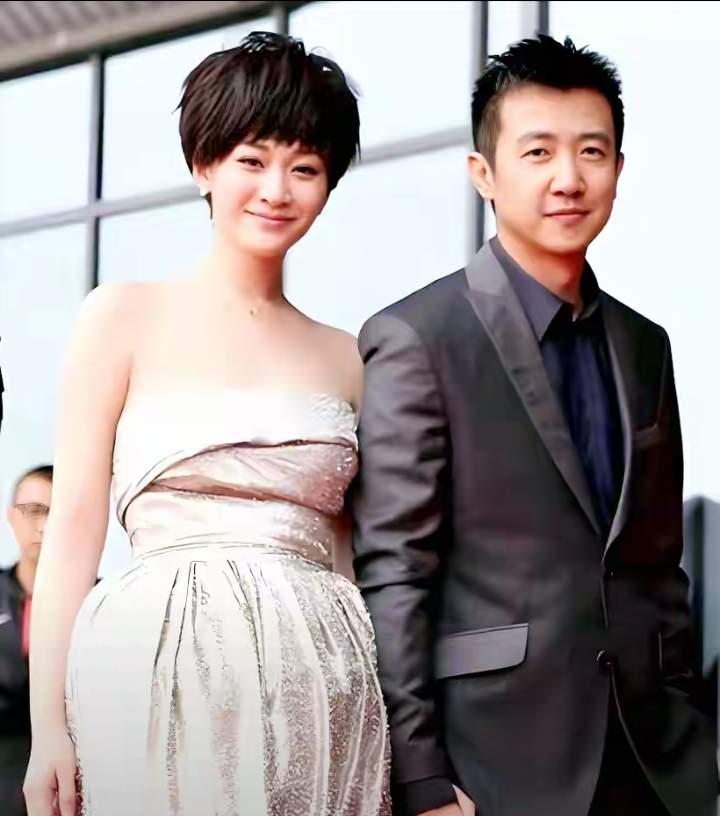 与李小冉结束7年恋情的鄢颇，如今早就拥有了安稳幸福的小家。

妻子是小他15岁的
