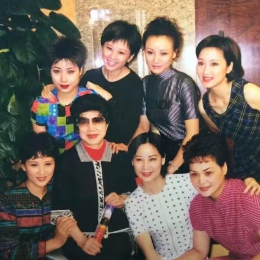 彼年，越剧宗师徐玉兰端坐中央，身旁环绕着七位青春正好、温婉秀丽的后辈越剧演员。
