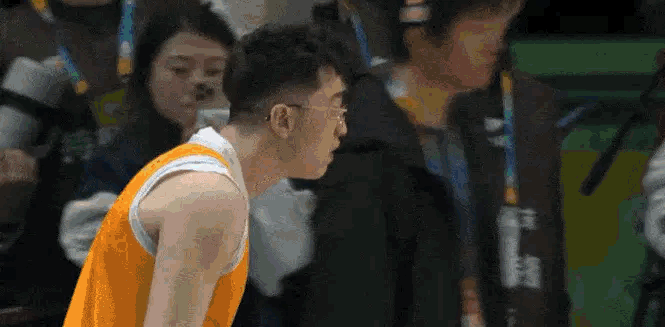 这个外卡张鼎岩扣篮确实可以！亮出绝招了，飞跃2米26的徐昕上演背扣，完成后怒吼宣