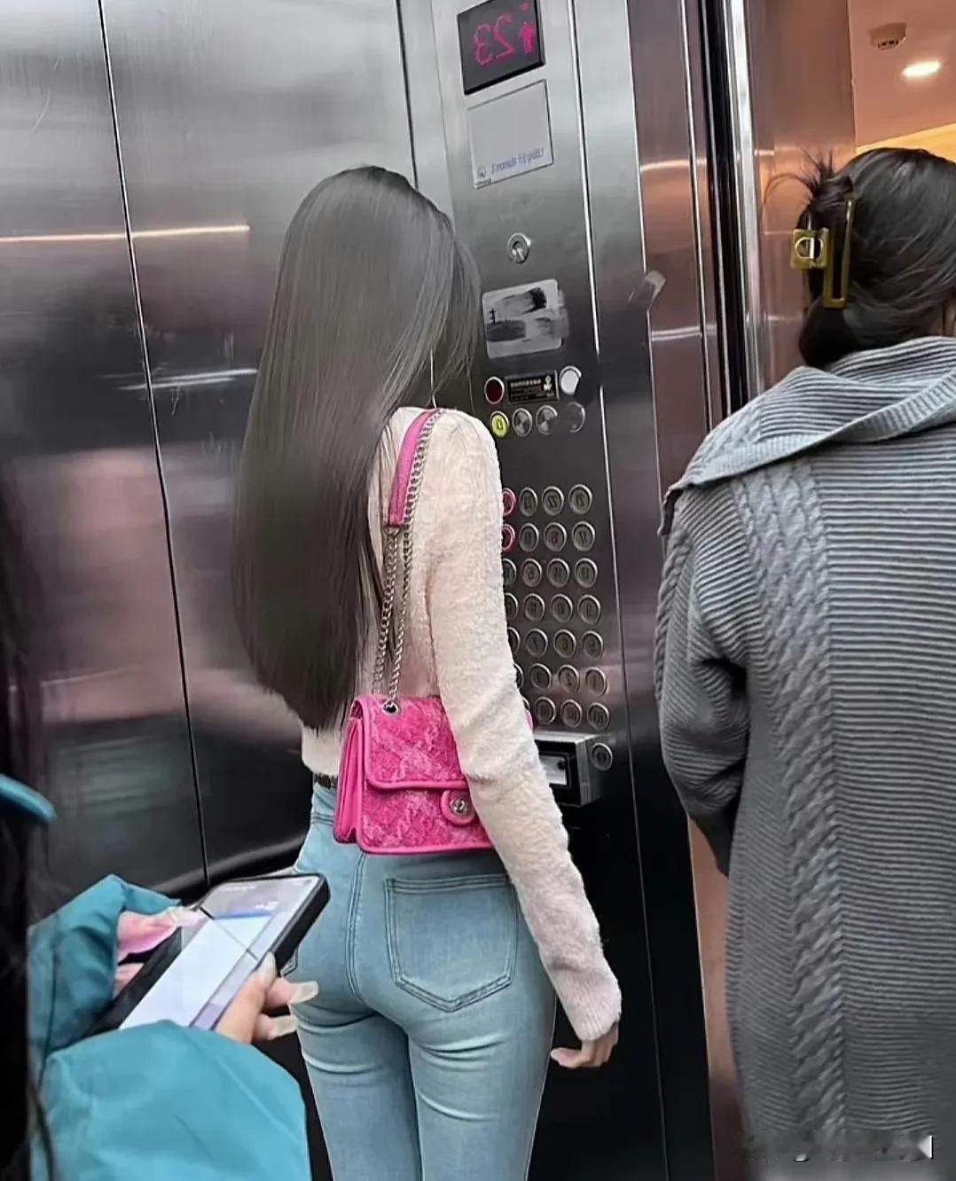 为什么现在很多年轻人看到漂亮的女生就觉得她们一定是住豪宅坐豪车呢？我觉得这些和身