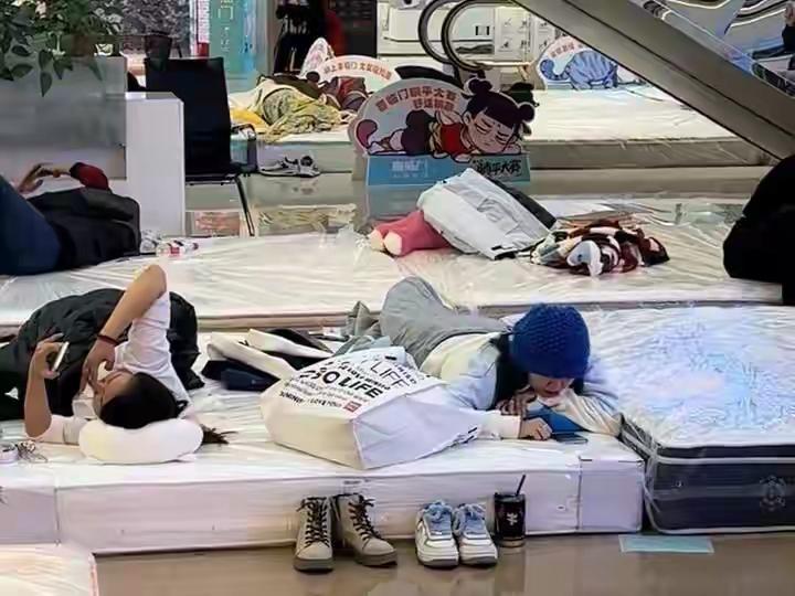 内蒙古包头举办“躺平大赛”，54人已躺超24小时，主办方：比赛无截止时间，有人穿