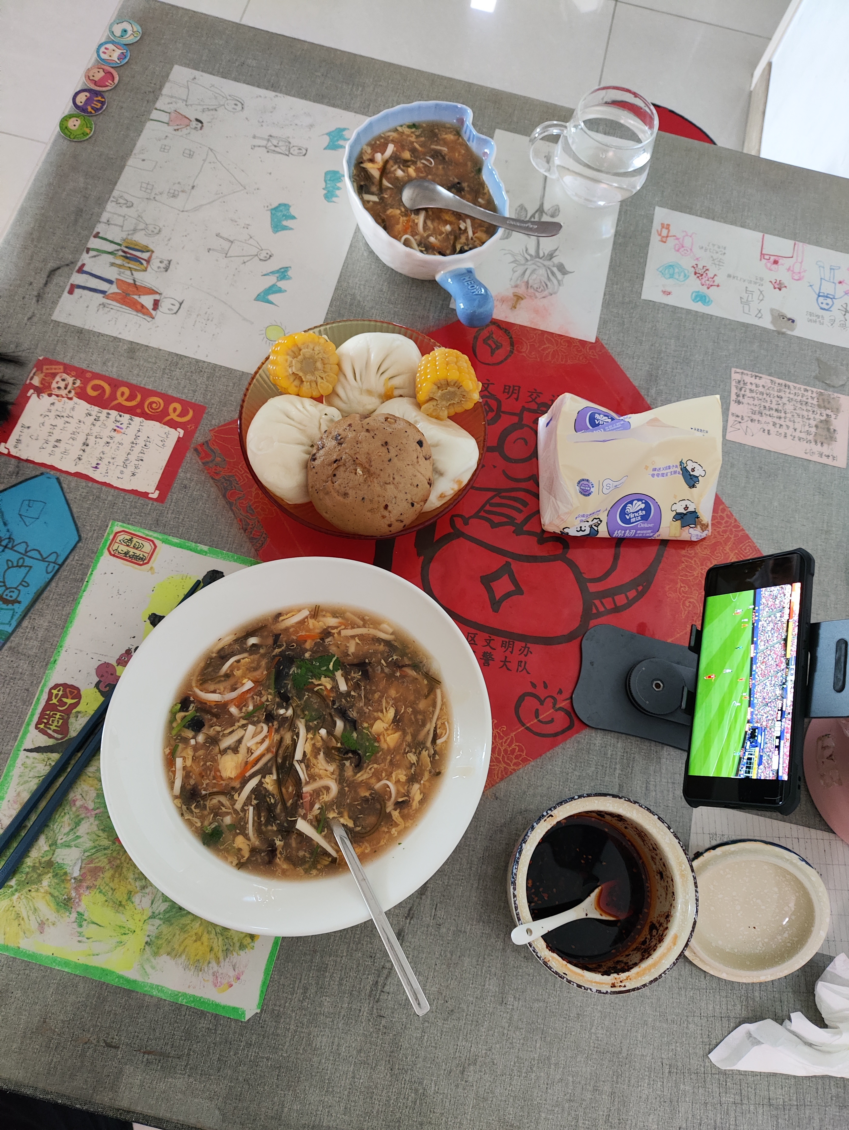 吃兰么 好好吃两口弄五组56个悬吊卷腹搬砖🧱这碗汤各种材料，斗而不破，和而不同
