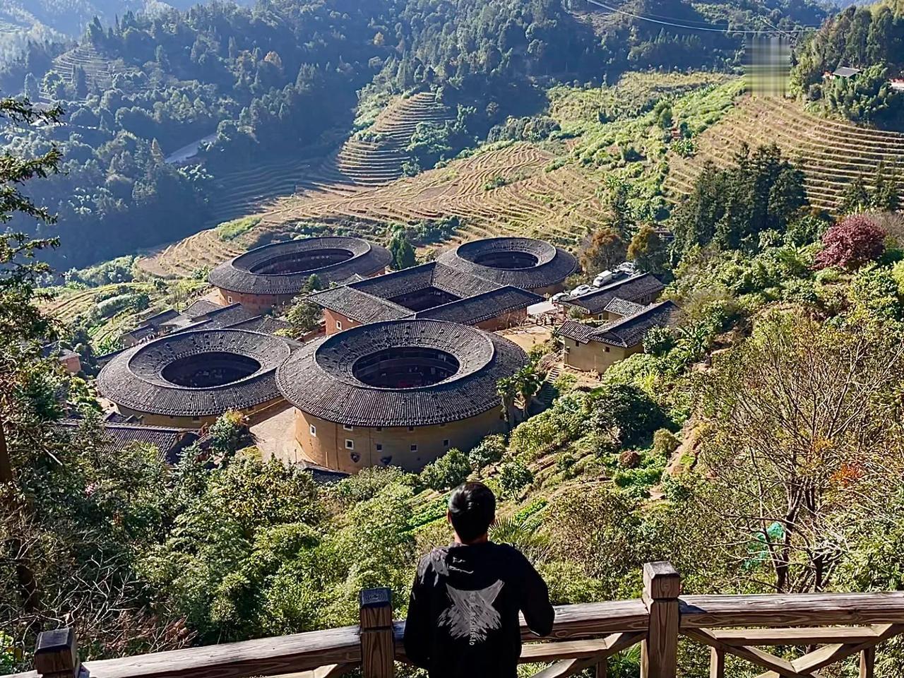 福建土楼之南靖“田螺坑”，门票90快，景区车15，一共105就是为了看这个福建土