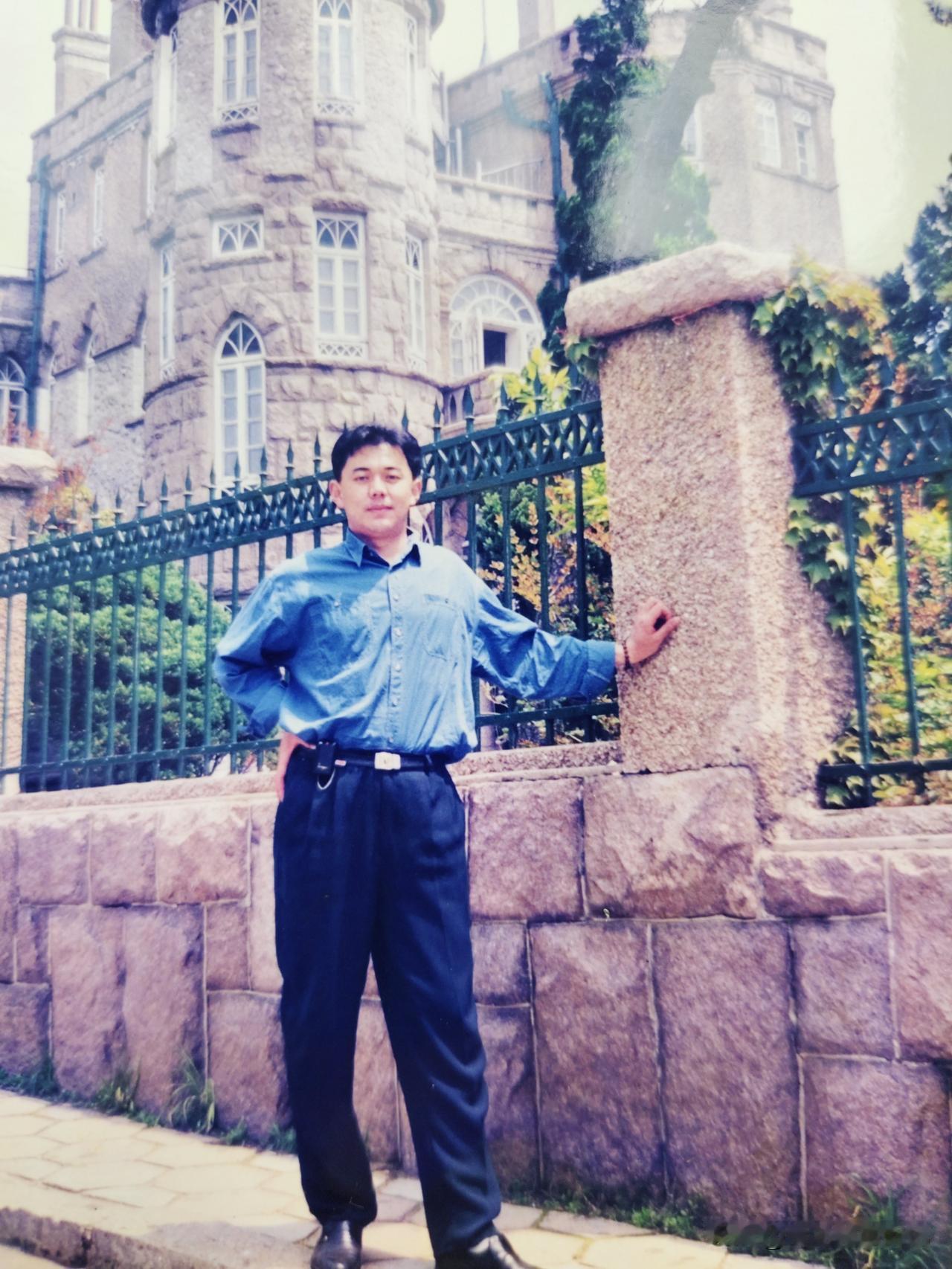 那时刚买了不久的BB机，绝对时髦，别在腰带上生怕人家看不到。1992年这个数字机
