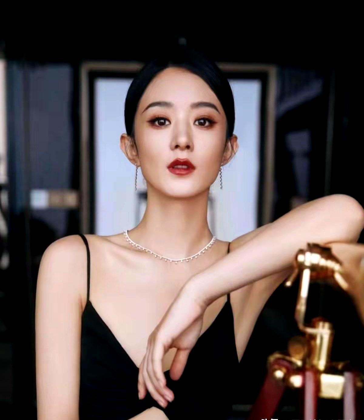 廊坊地里掰玉米的农家女，38岁掀开西装露出马甲线，正带着2.7的暴涨收视率砸开央