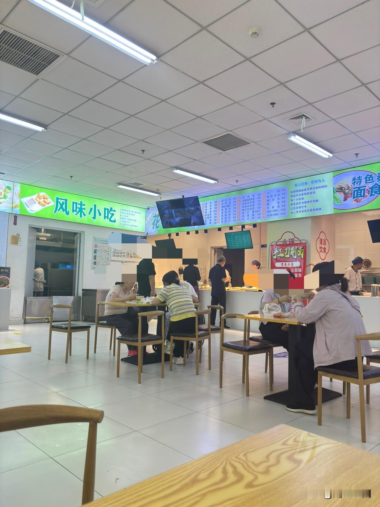 昨天在西安红会医院吃的自助餐，味道还可以，新鲜，一看就是现炒的，不是预制菜。现在