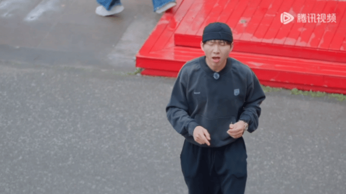 徐志胜贺峻霖黑吃黑经历被困小卖部的窘迫小事后，贺峻霖和徐志胜快速达成默契，联手一
