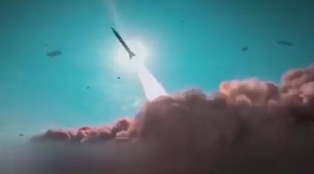 伊朗导弹，突然开始“跳舞”。

3月15日的打击行动中，伊朗罕见动用了国产“泥石