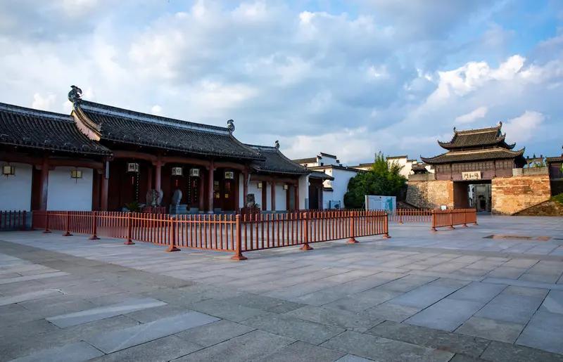 歙县好玩的好吃的可太多啦，带上华为出发正当时！

夜游徽州府衙就很有意思，《徽州