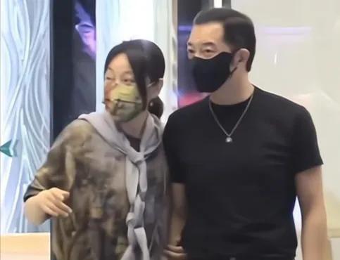 本以为娱乐圈的情谊大多是逢场作戏，没想到闫妮和沙溢聚餐后竟挽手同框。看着他们有说