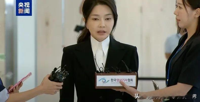 金建希真正的苦日子来临了，她开始接受特检组首次调查。当地时间8月6日上午，韩国前