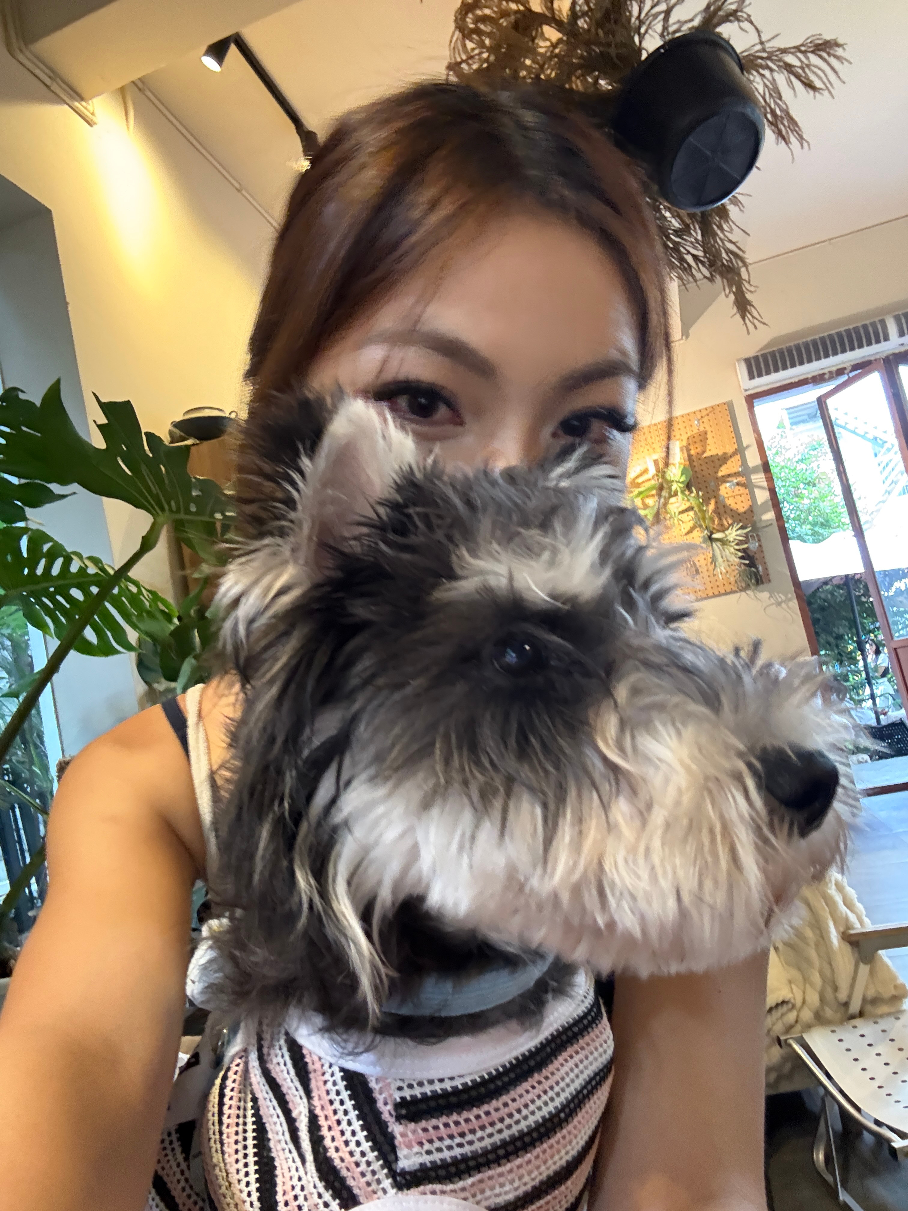 我在那坐着然后有个小宝宝要找我抱呀 