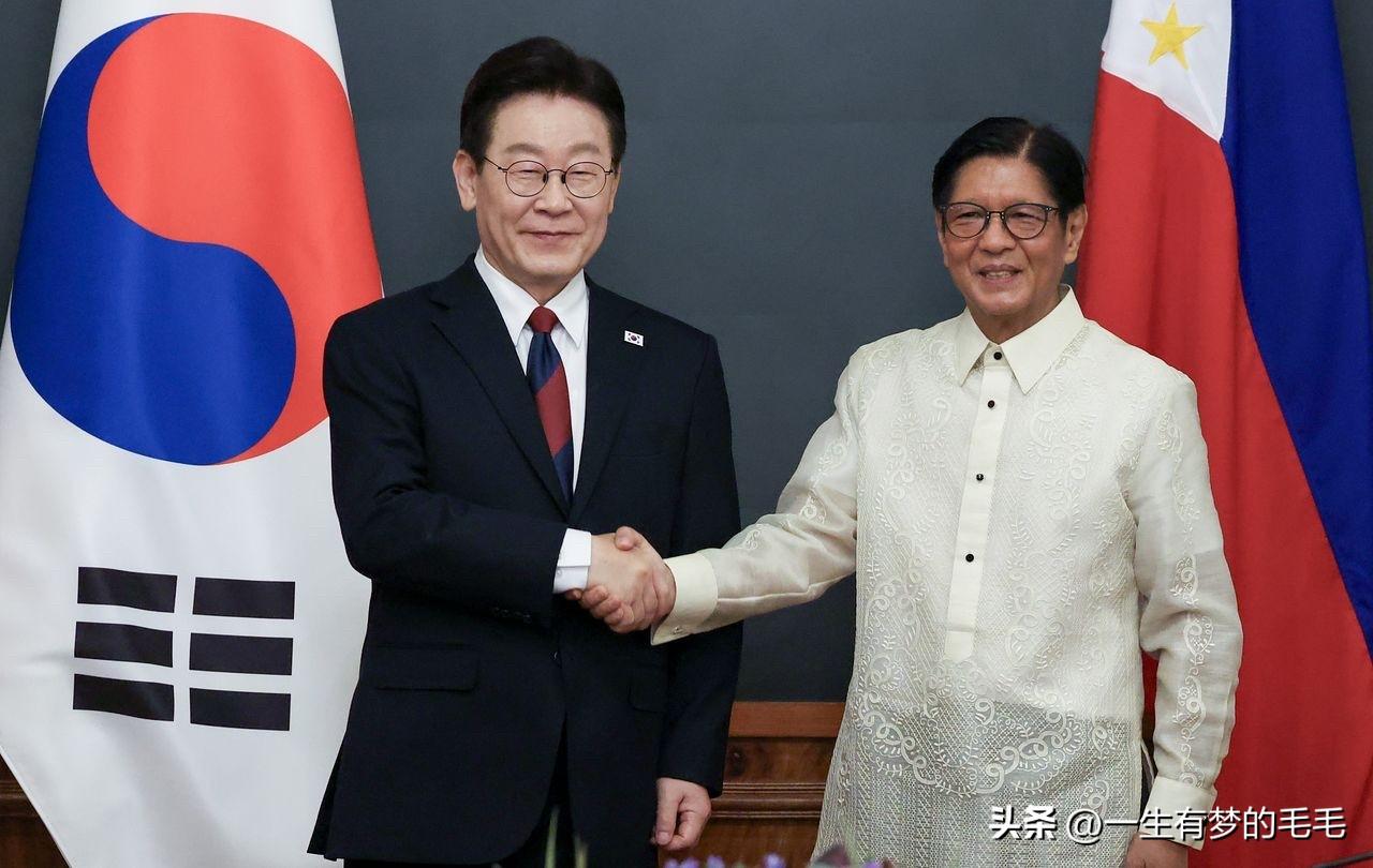 3月3日，韩国总统李在明访菲期间与菲律宾总统马科斯在马尼拉举行首脑会谈，双方签署
