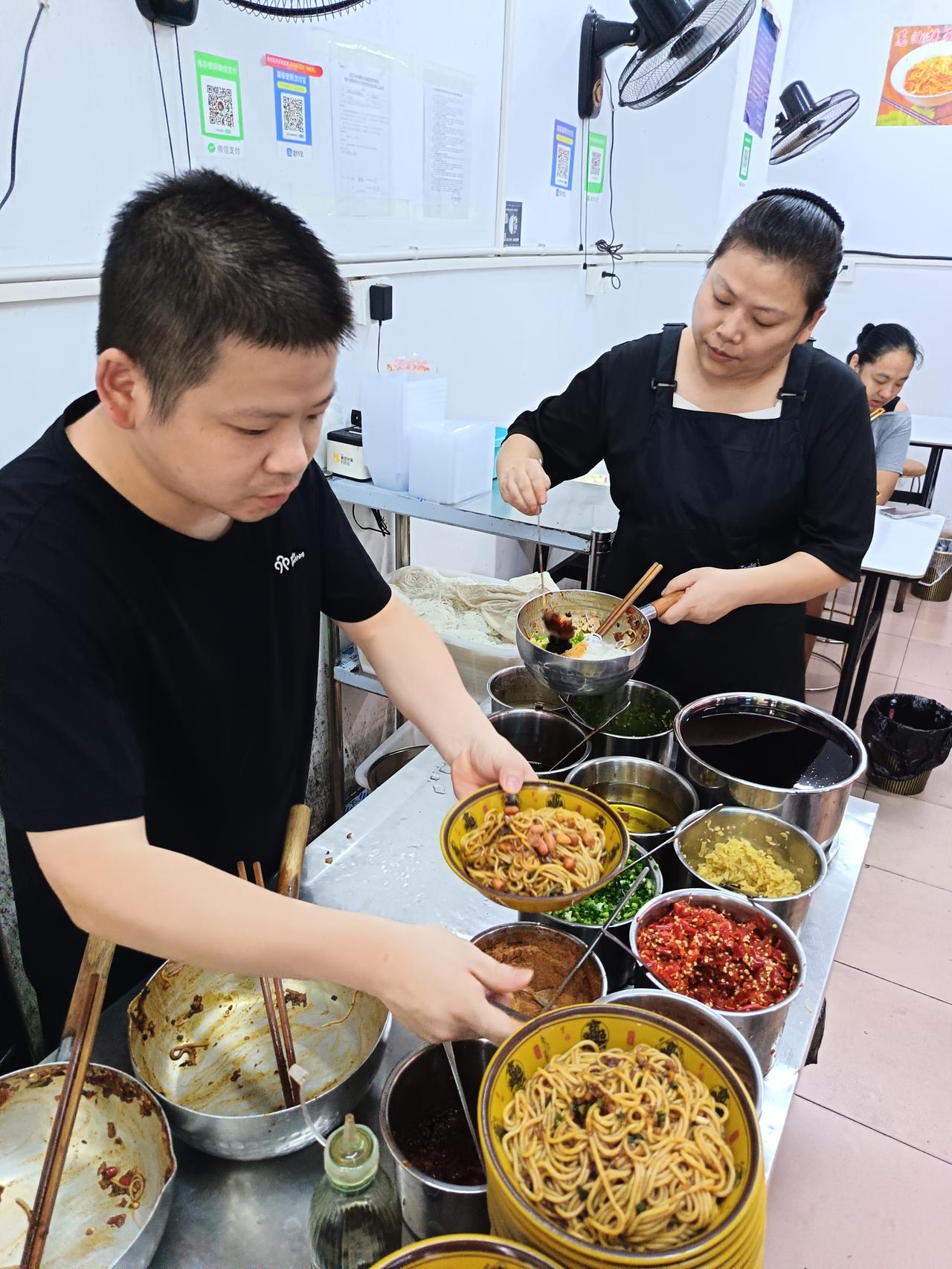 今天早上没有跟着抖音跳操，6点半左右在赣江公园“超慢跑”了半个钟。

微微的出了