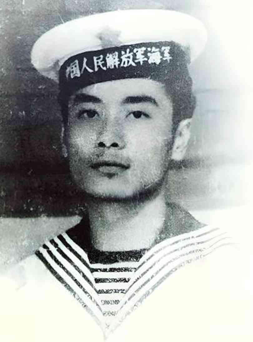 贾宏伟：八小时洪水里死战不退，22岁海军勇士定格青春
 
贾宏伟（1961‑19