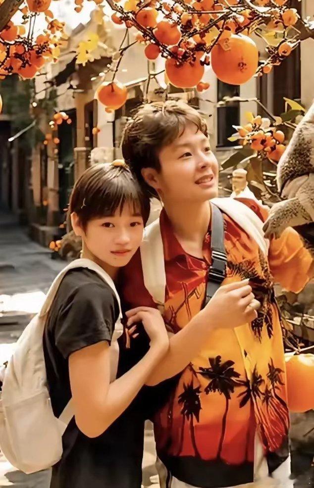 全红婵这张照片也太犯规了吧！这哪里是跳水冠军，分明就是画里走出来的小仙女嘛！这娇