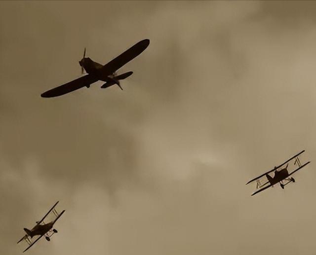 在国外军事网站上，美国人分析的还是比较对的，他们说，不管你这架飞机多落后，只要装