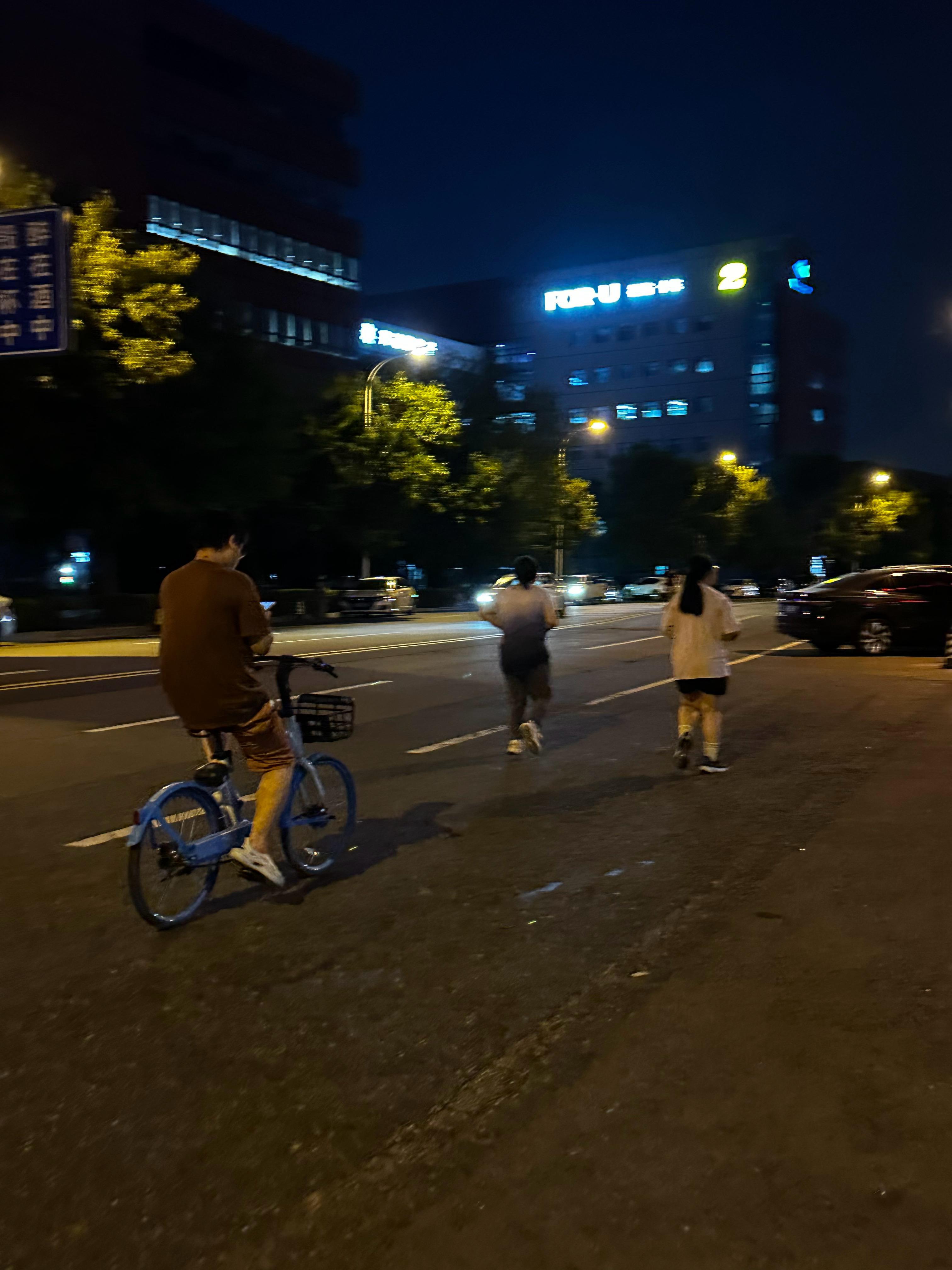 两位女生在前面跑后面这位边骑车边刷手机[二哈][二哈]  ​​​