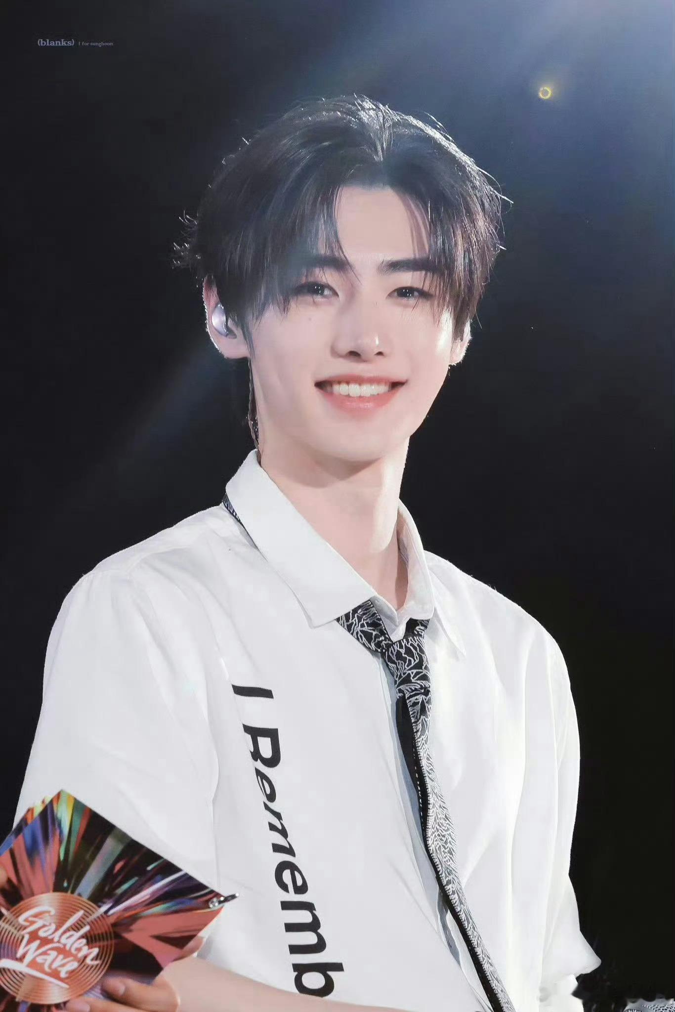 朴成训1208生日快乐生日快乐，朴成训，又是一年，毛毛祝帅哥生日快乐 