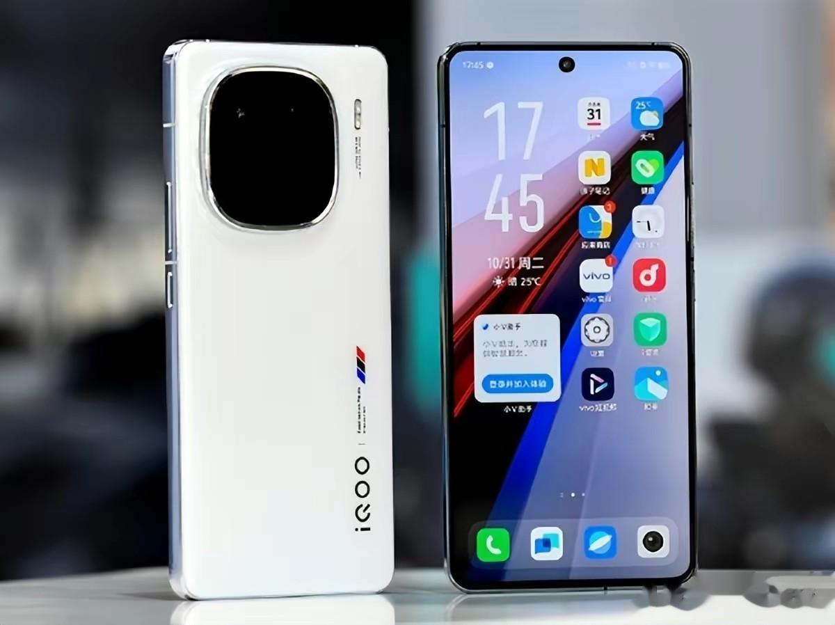 IQOO 12 这看顺眼之后，感觉还挺香~
特别是白色版本是越看越舒服，这借鉴了