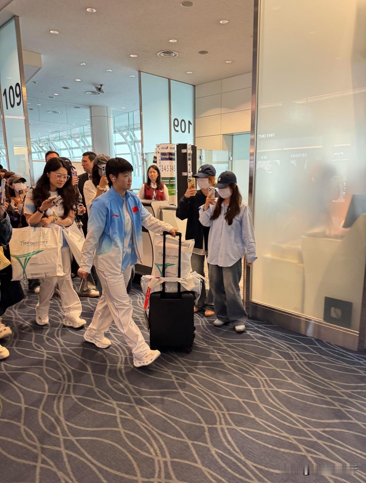 莎莎怎么刚到东京，原来凌晨起床去机场，还是不直达，还要转机！
这也太省了吧，他们