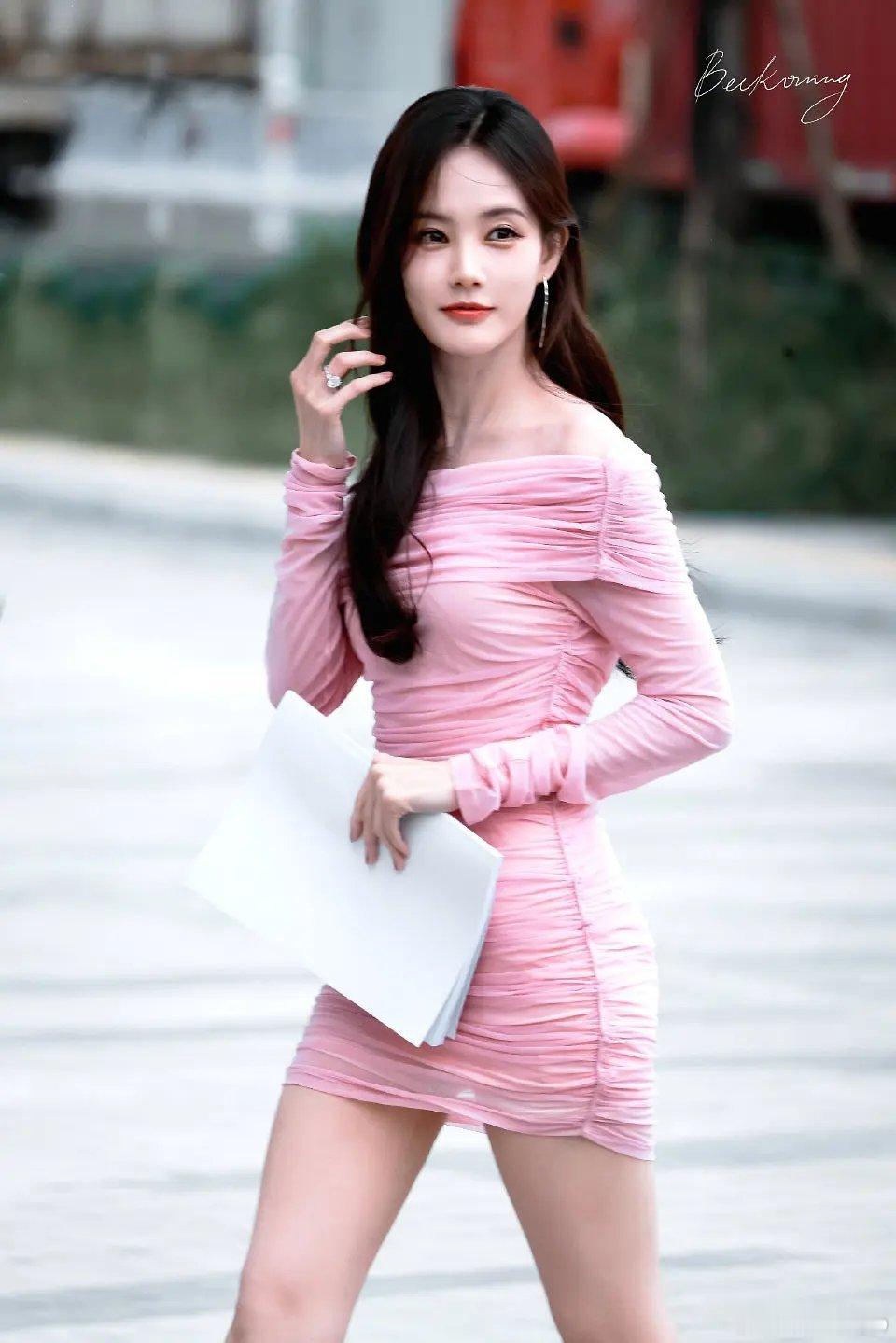 李一桐美人余新路透🈶妆造师终于听劝了，这套有点美丽 ​​​