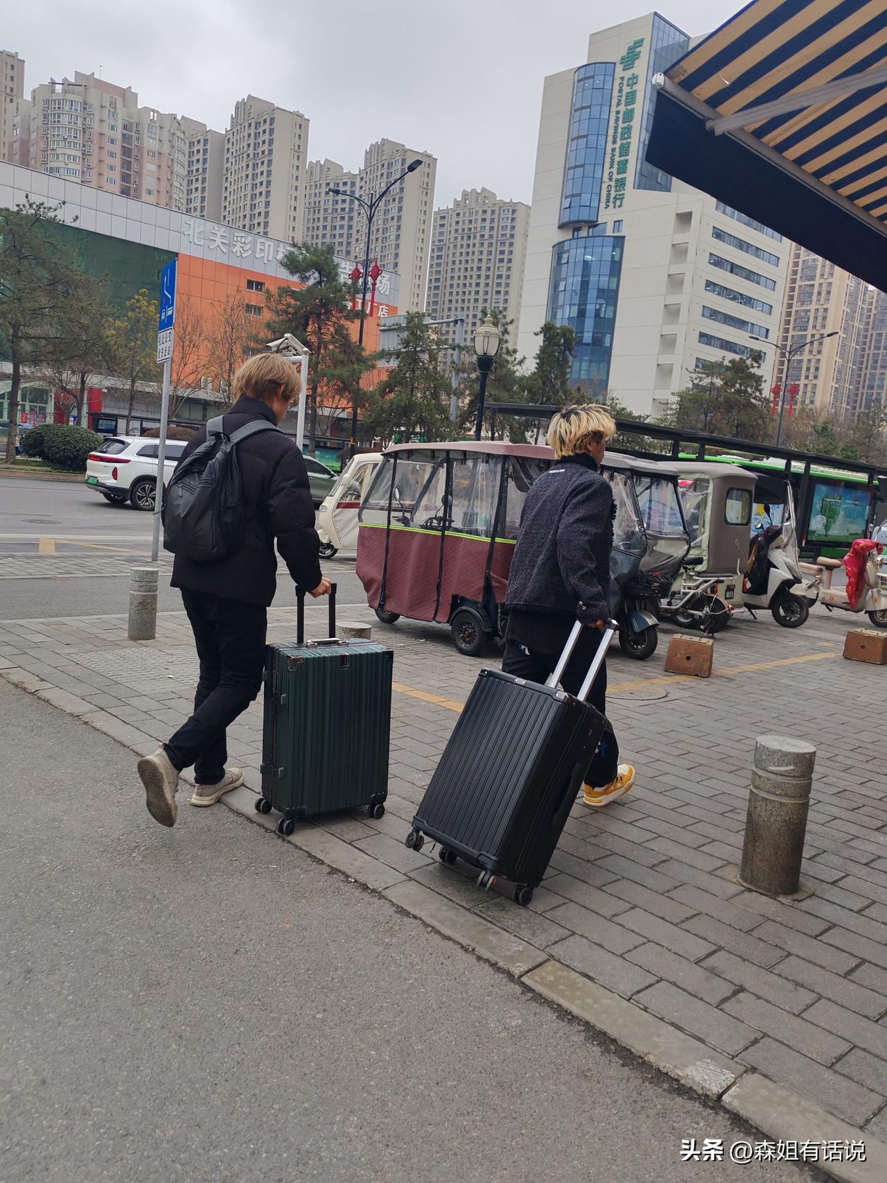 人到中年
你要明白一个真相，朋友都是阶段性的，到异地去，不要轻易去打扰别人了
