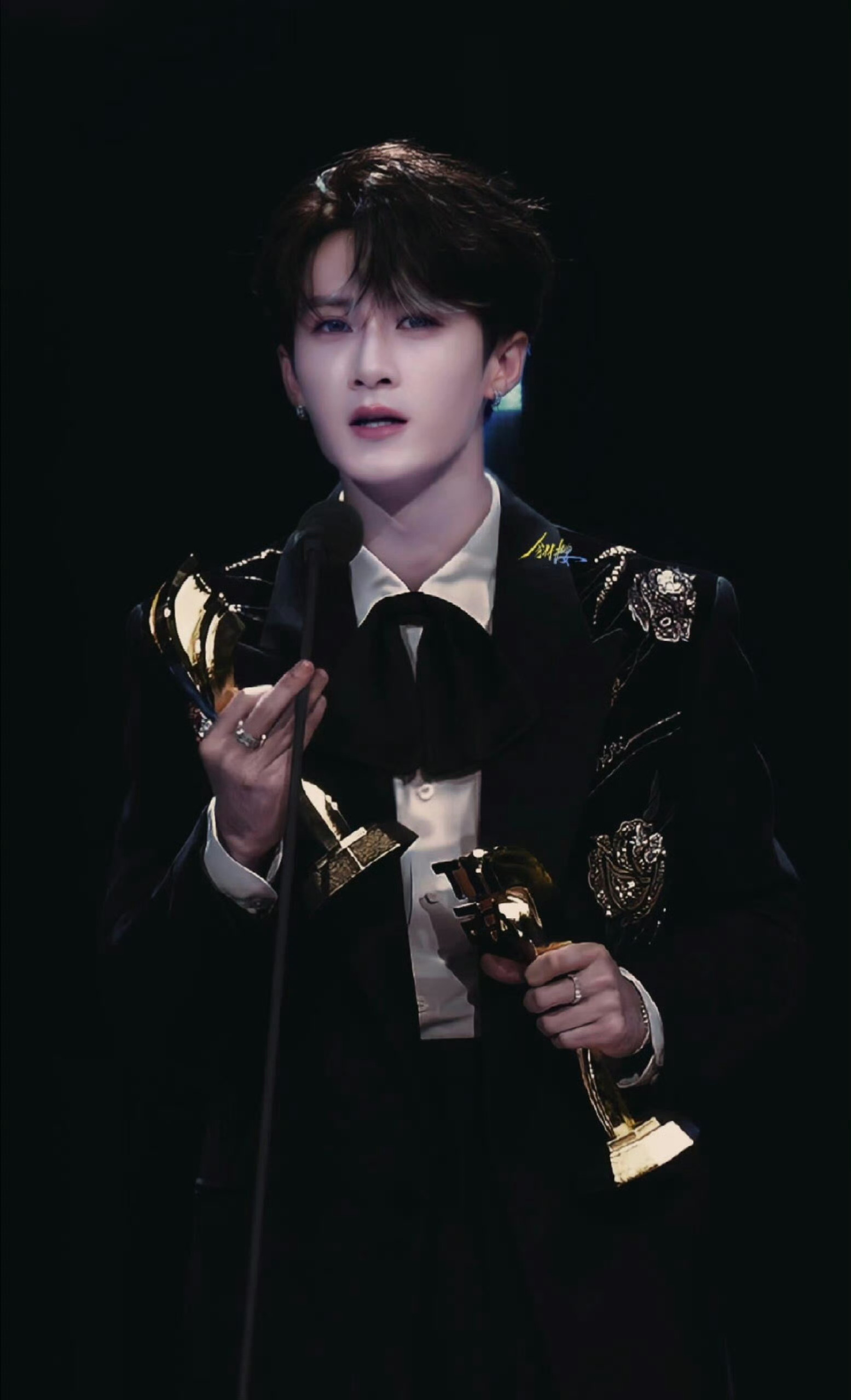 光看海报就很酷很有吸引力的角色！期待檀健次亓宏刚