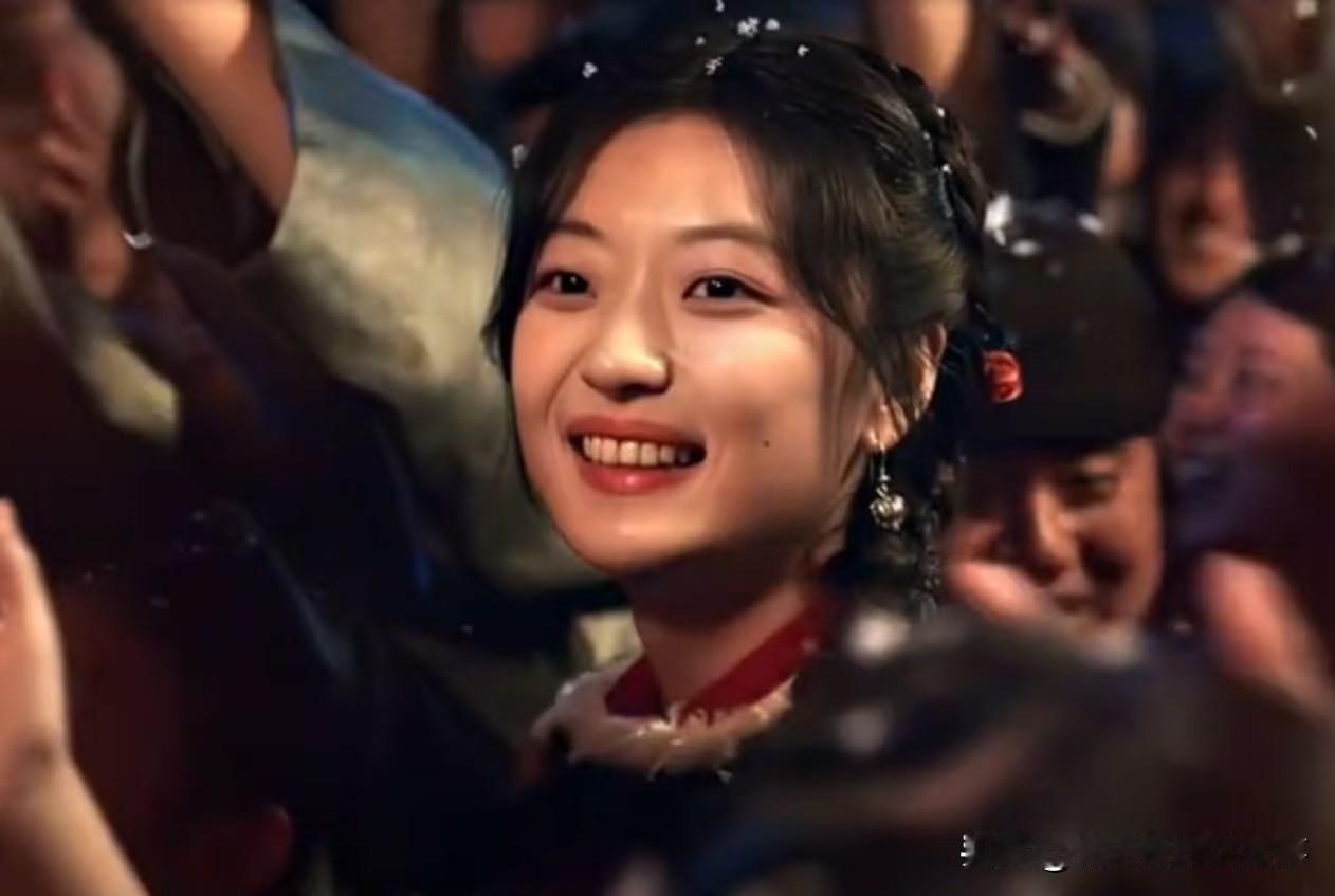 很多人纠结她的古装扮相太现代，其实看久了倒也能接受，真正违和的是那份“江湖气”的