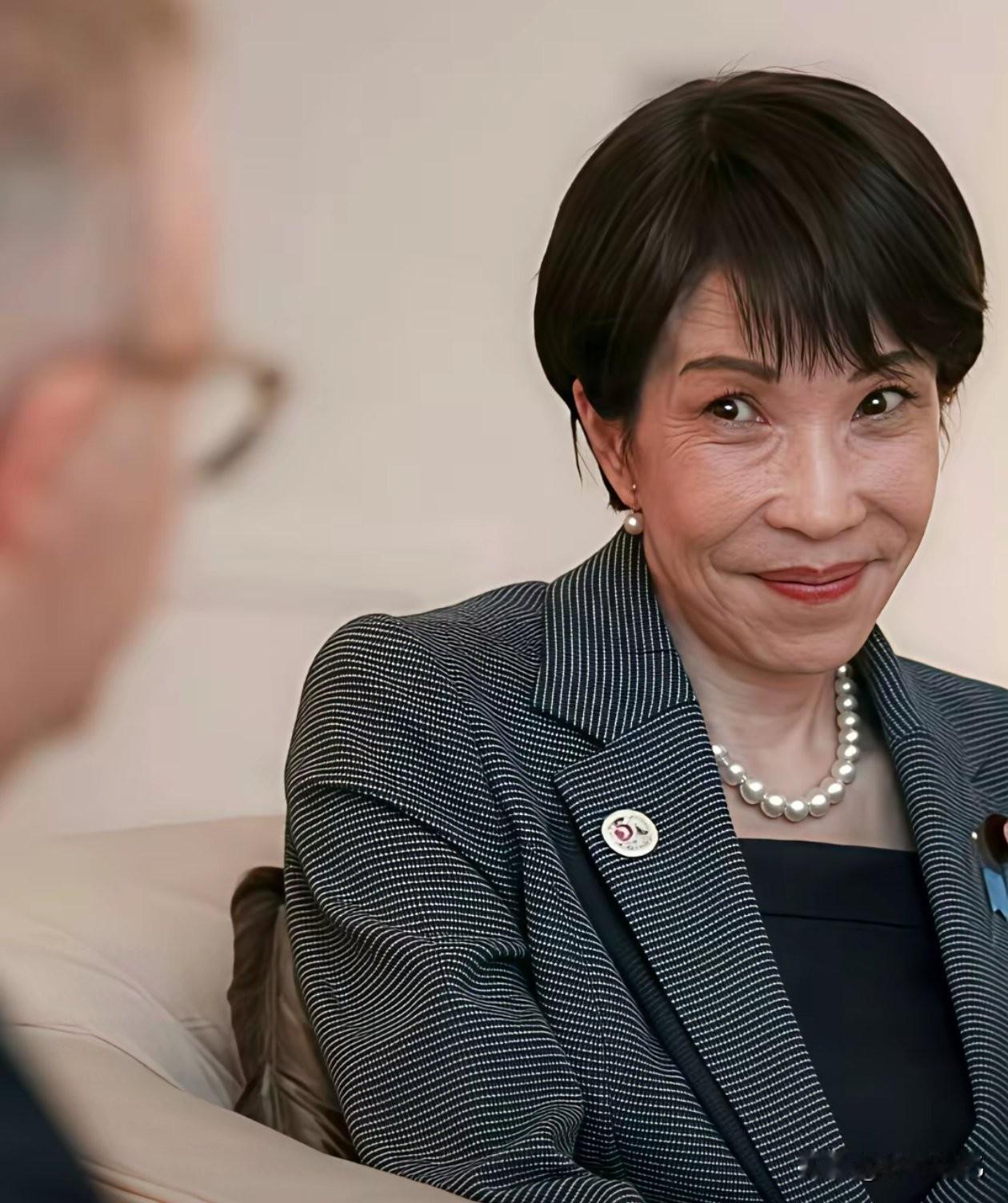 日本人自己都看不下去了！他们总结出了高市首相的变色龙嘴脸。
在澳大利亚时含情脉脉
