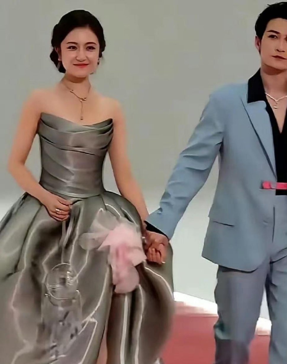 檀健次牵李兰迪手腕，不牵手心。就这一个动作，段位一下就拉开了分寸感，才是成年人世