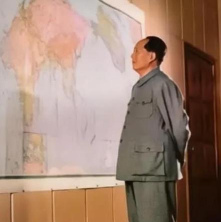 1951年，10万志愿军被美军包饺子，一向淡定自若的彭老总心急如焚连忙向毛主席求