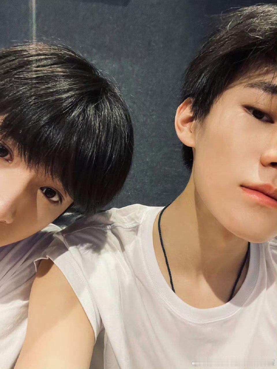 反正现在哥两个关系又很好了，朋友之间哪有不吵架的，他们从小一起长大，吵架而已又不