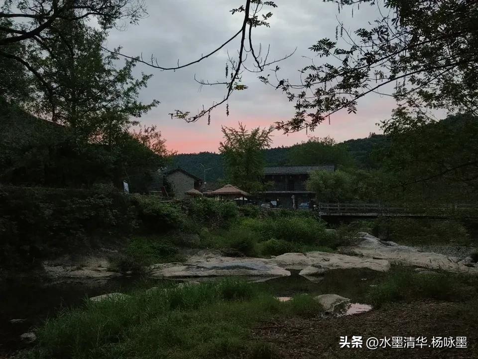 我到那都是五点起来，给工作人员先熬上粥，准备再到小河边走走，感受一下古村日出。