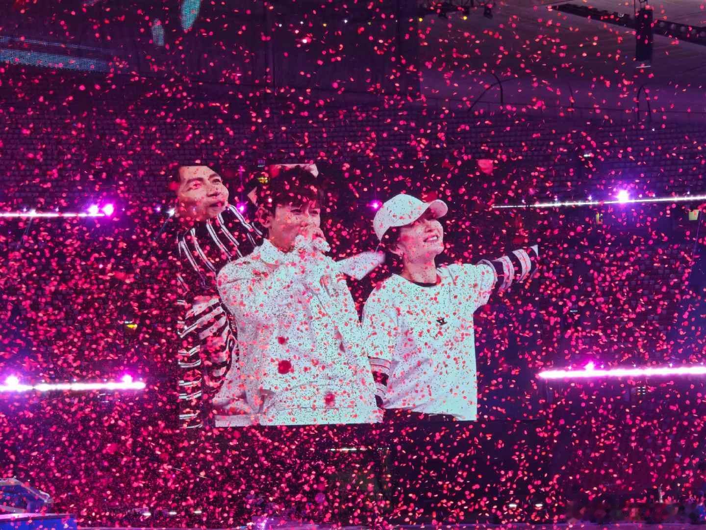 我给张杰谢娜拍的人生照片 我给张杰谢娜拍的人生照片，谁懂谢娜最后一刻看向张杰的眼