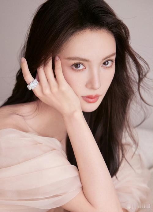 金晨ins更新，直接惊艳众人！从邻家小妹秒变高知清冷女神，风格转变堪称一绝。曾在