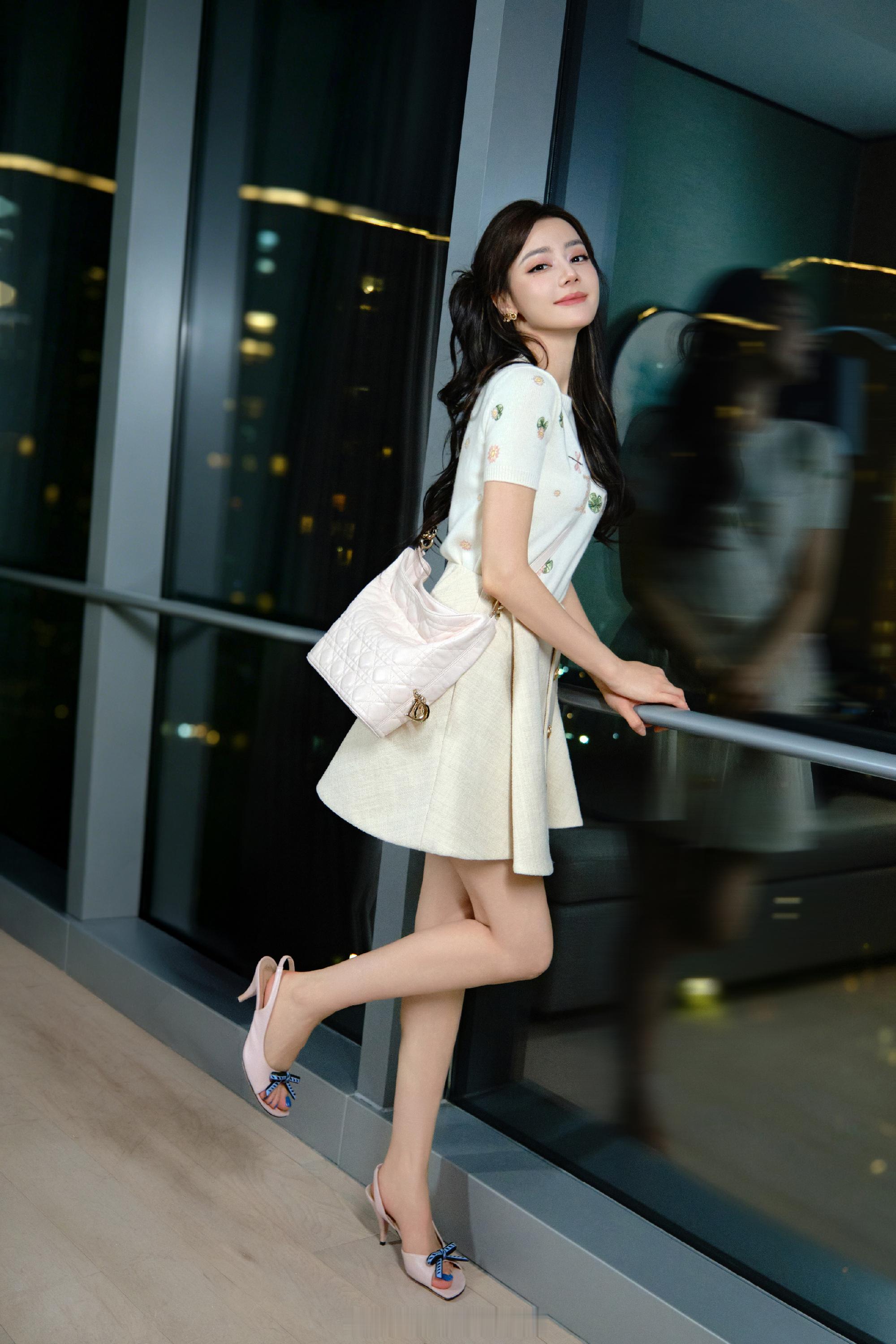迪丽热巴是怎么做到把少女的娇俏和成熟的妩媚一起展示出来的明明是一套造型 
