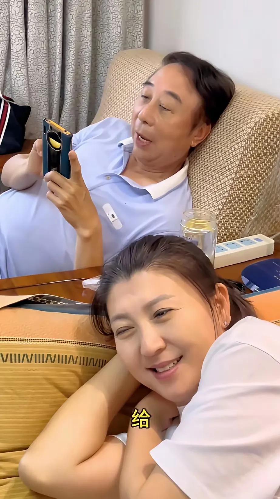 冯巩遭闫学晶灵魂拷问：225元都敢藏私房钱？鞋垫下的秘密惊呆全场
 
当闫学晶举