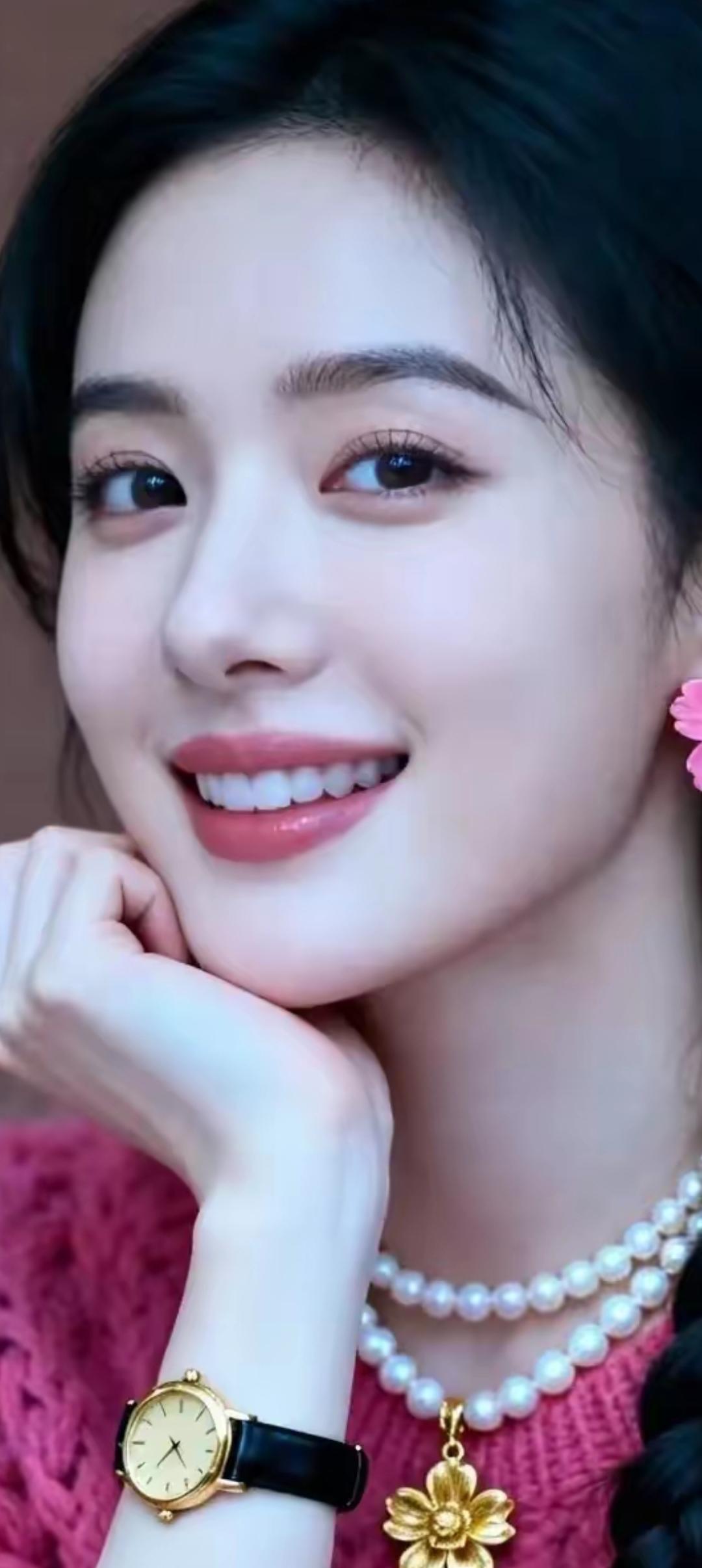 甜美少女风，珍珠项链与金色手表的完美搭配，笑靥如花！💖✨