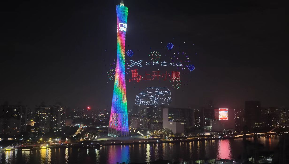 广州今晚的烟花秀火爆全网小鹏汽车来助力新的一年，马上开小鹏，马上快乐启程广州城市