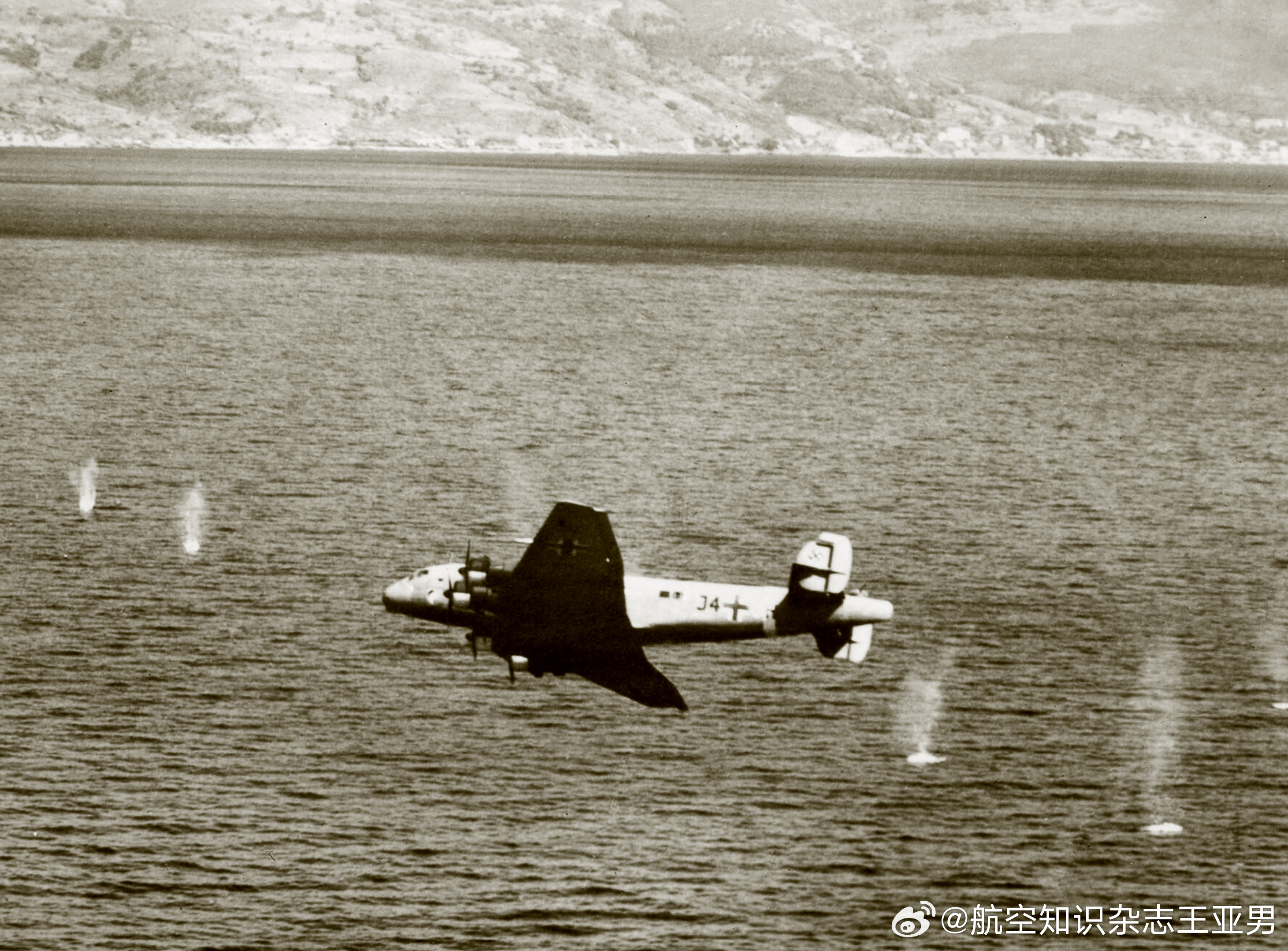 一架德国290航空运输大队的容克Ju 90运输机在科西嘉巴斯蒂亚海岸附近执行任务