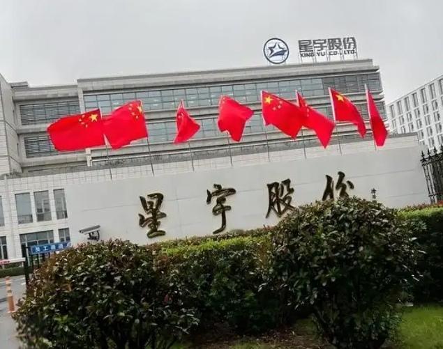 关于星宇股份劝退应届生事件，核心争议点之一就是合同与岗位是否被单方面、违法地变更