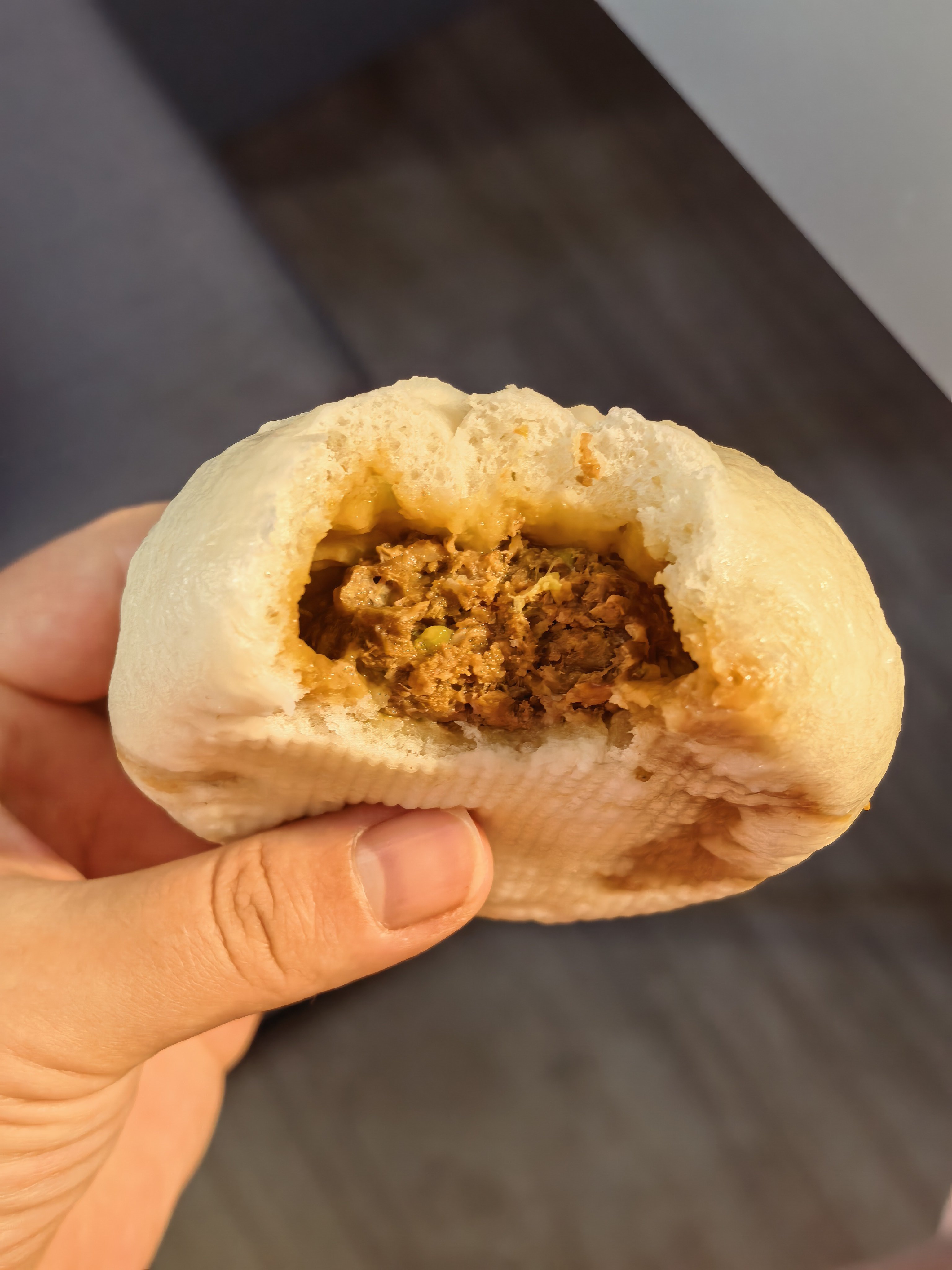 早！吃了吗？今天的早餐是一个肉包加一颗鸡蛋