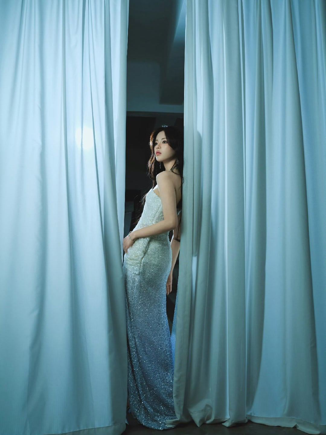 杨超越夏晚出图 夏夜微风里，超越妹妹这身look太有氛围感啦！清爽又亮眼，随手一