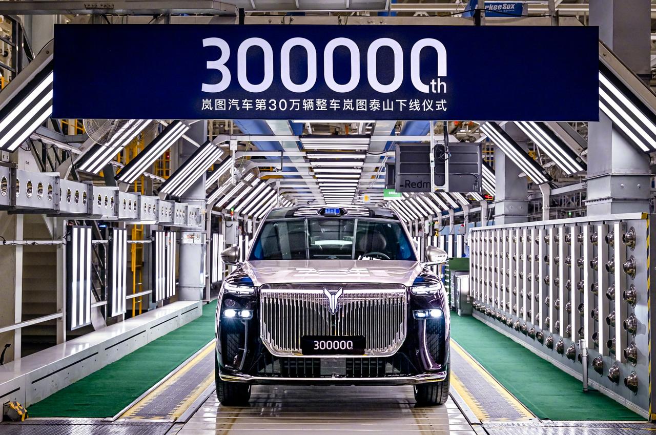 岚图泰山霸气走下生产线，岚图30万辆整车里程碑达成！这发展速度挺出乎意料的，兵不