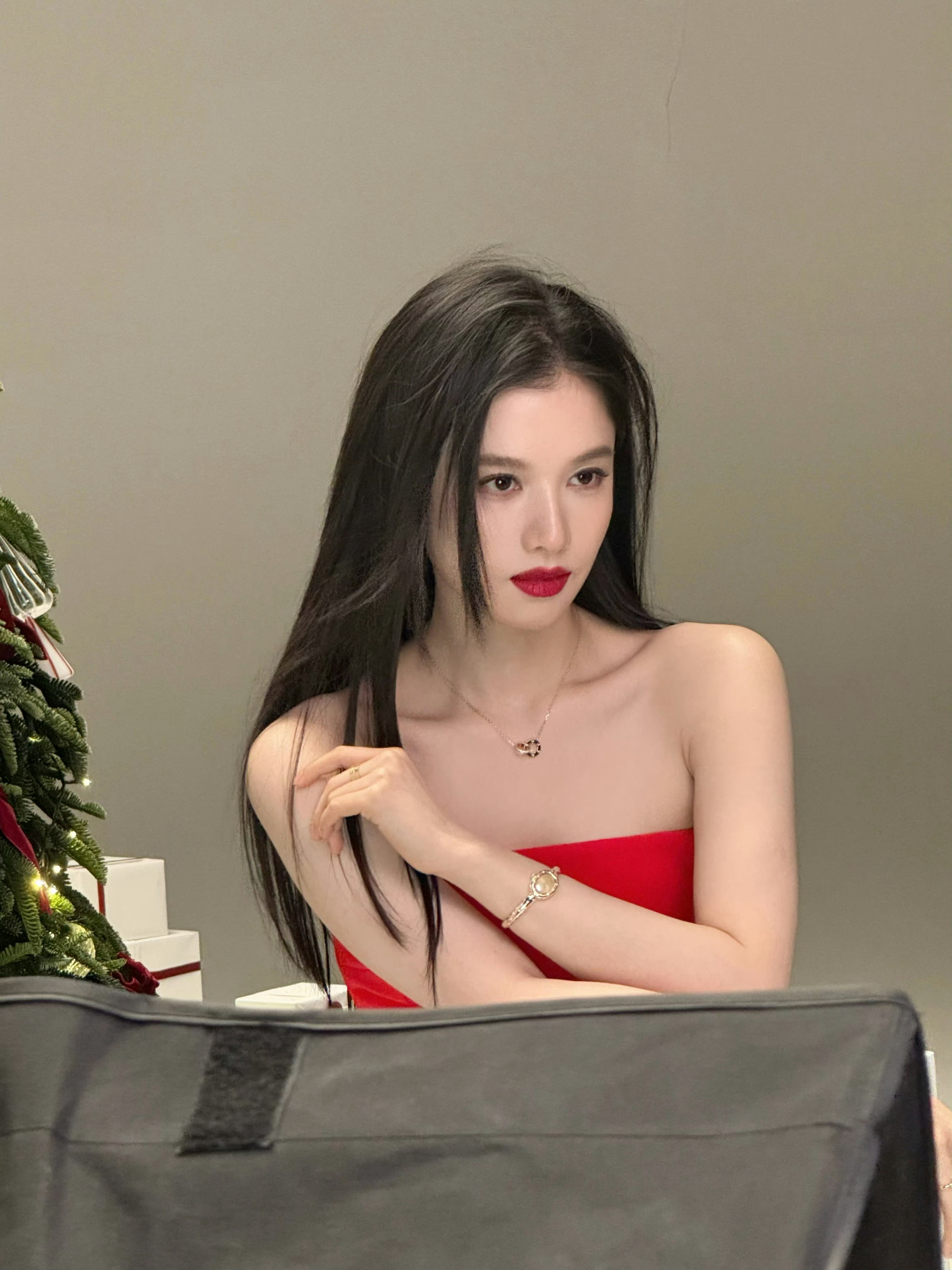 张婧仪今日更新两张live图，搭配卡地亚珠宝明艳的五官就要大红色和高珠💍 